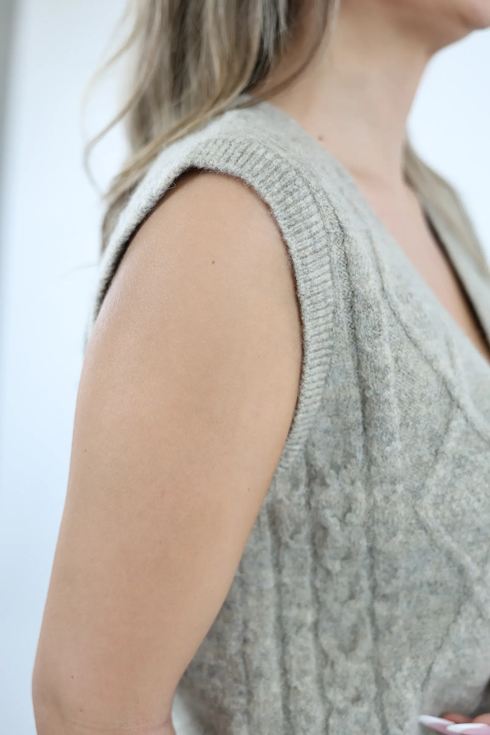 Jelek knit vest - Image 17